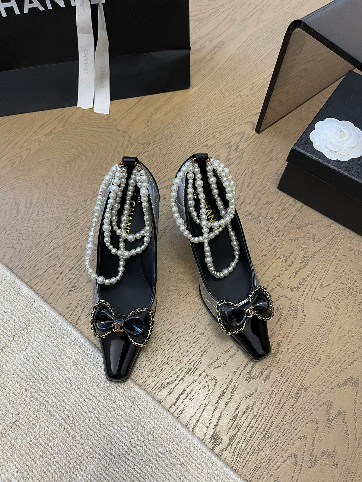 HIGH HEEL 8 CM IN SILVER MIX BLACK CALFSKIN WITH PEARL CHAIN