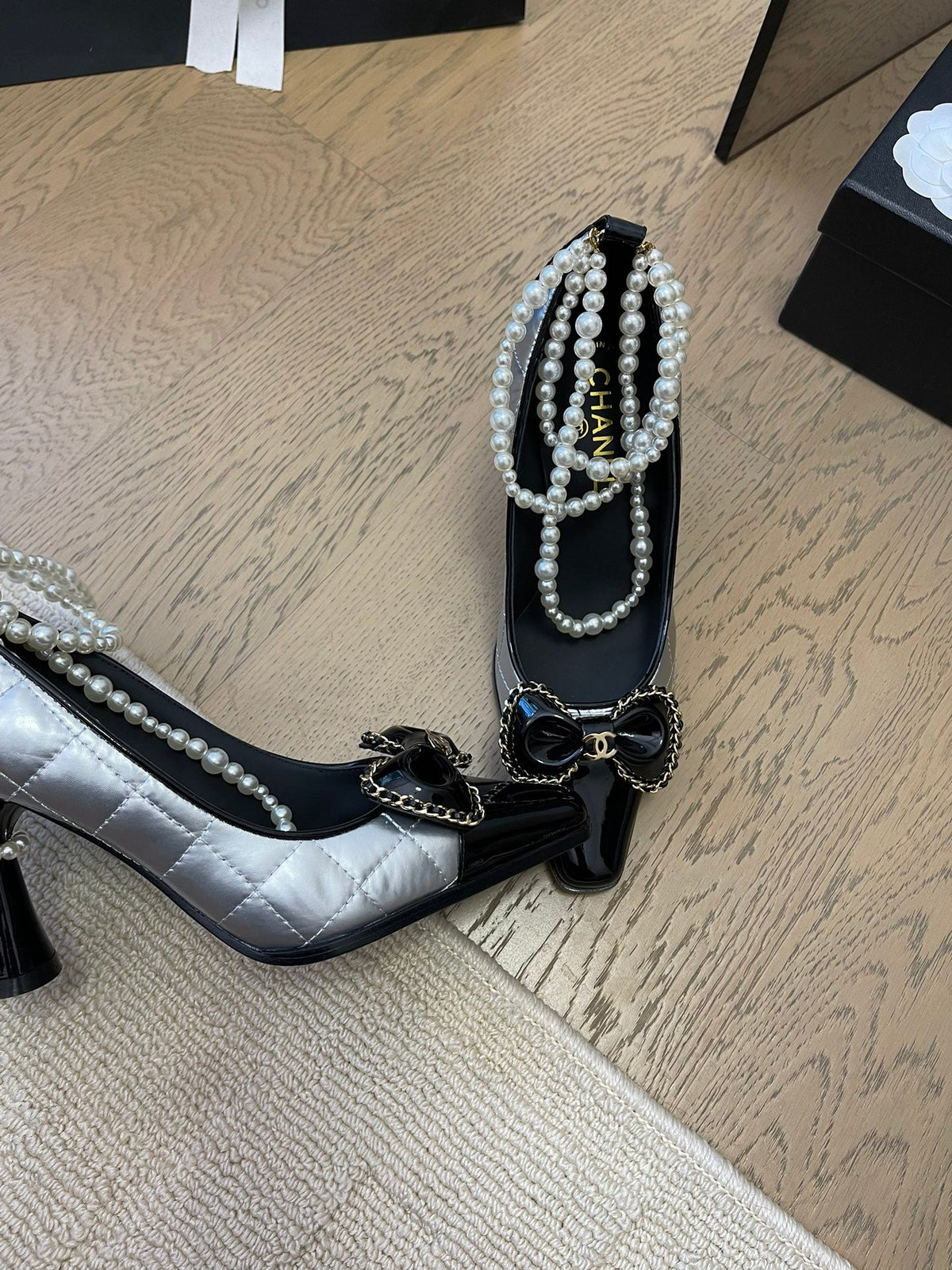 HIGH HEEL 8 CM IN SILVER MIX BLACK CALFSKIN WITH PEARL CHAIN