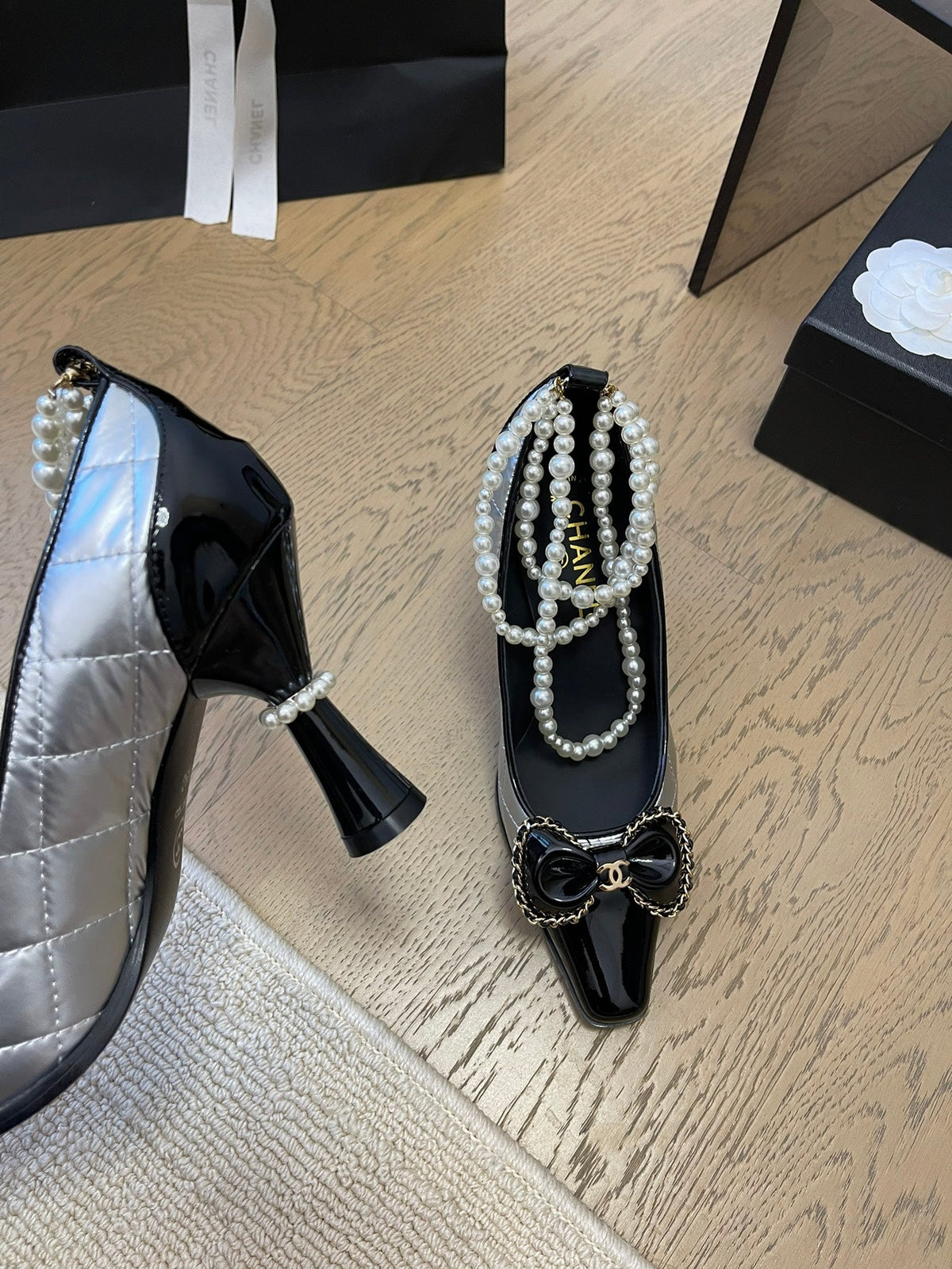 HIGH HEEL 8 CM IN SILVER MIX BLACK CALFSKIN WITH PEARL CHAIN
