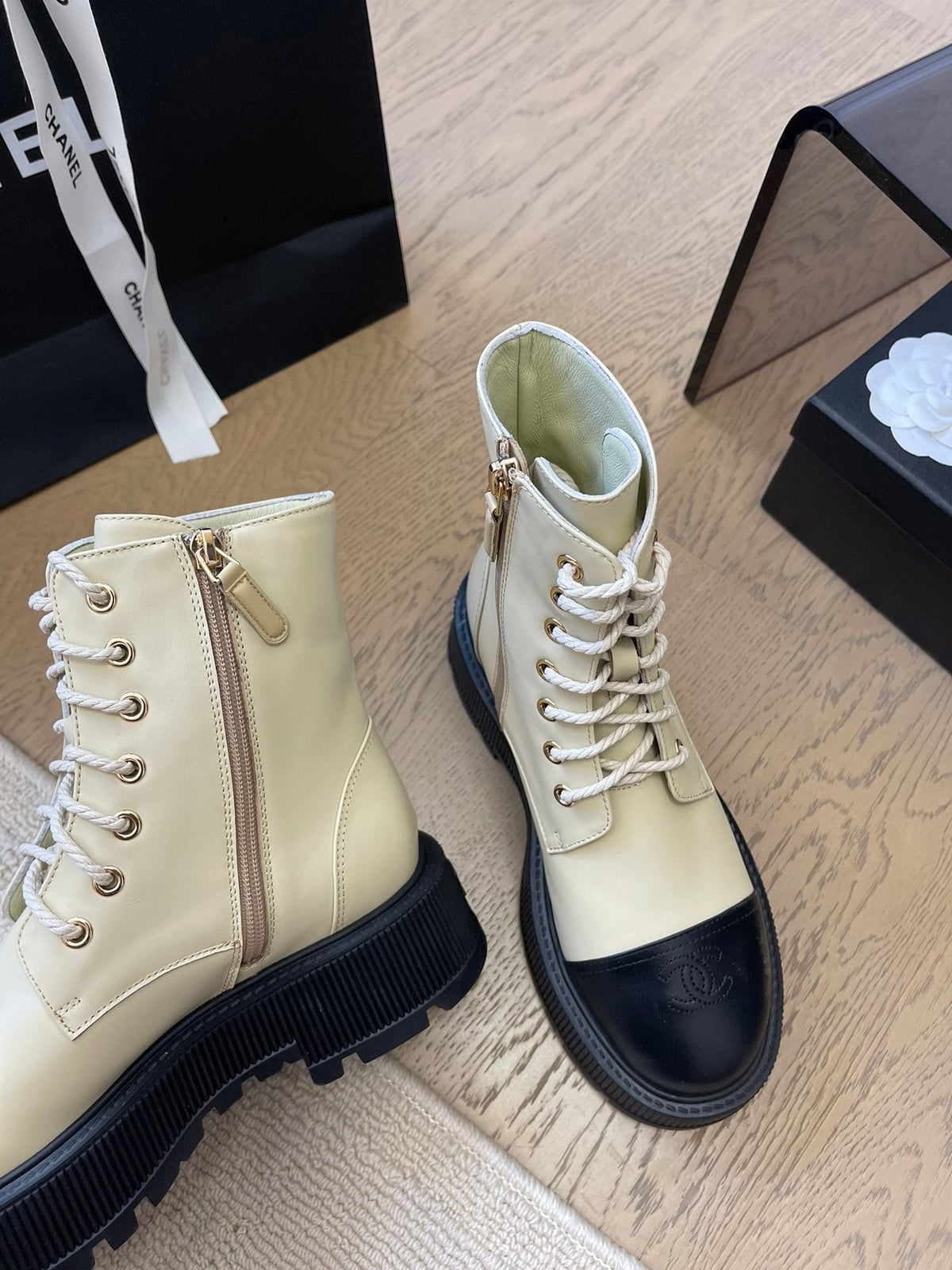 ANKLE BOOTS IN PEARL GRAY MIX BLACK CALFSKIN