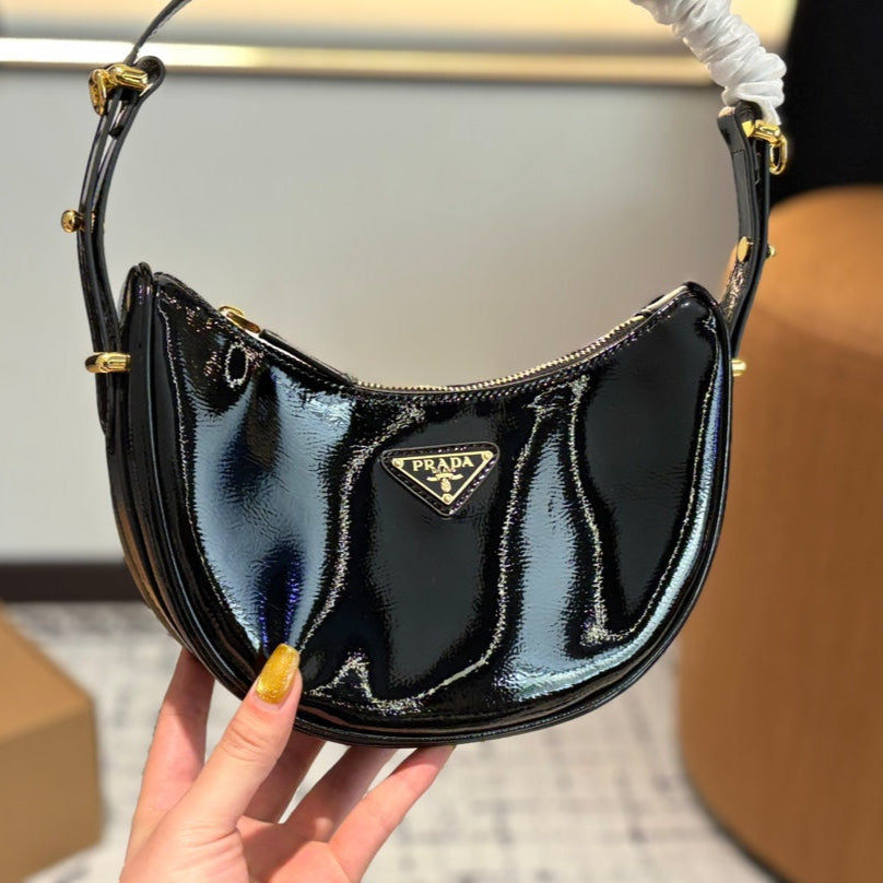ARQUÉ SHOULDER BAG 20 IN PATENT BLACK NAPPA LEATHER GOLD HARDWARE