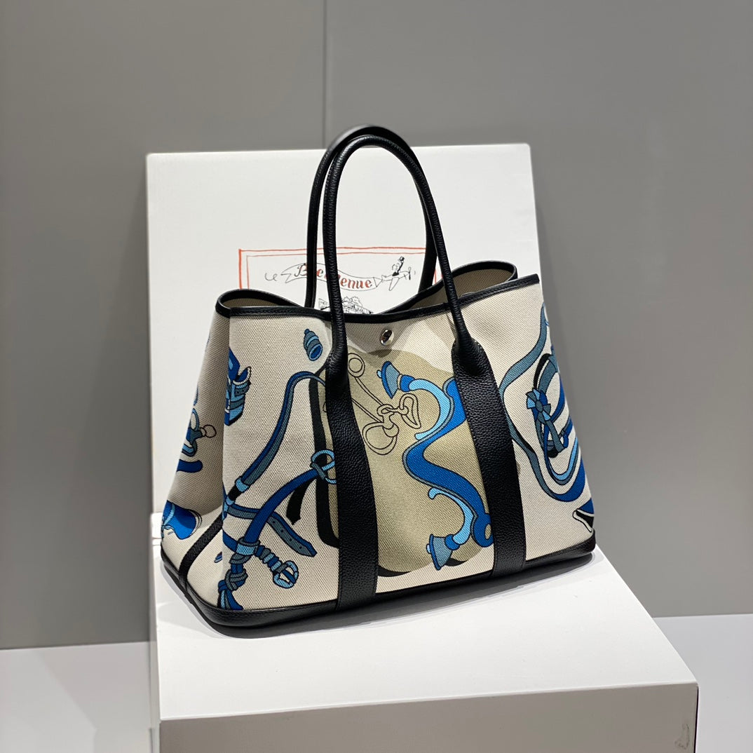 GARDEN PARTY 36 IN BLUE IVORY TOILE H CANVAS BLACK CALFSKIN EQUESTRIAN HARNESS PRINT