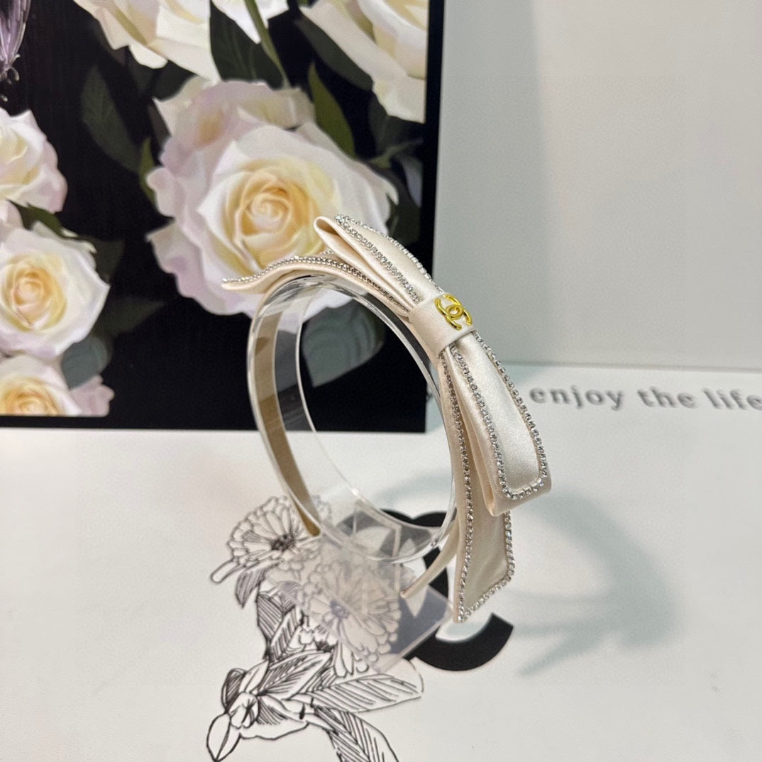 WHITE FABRIC WITH CRYSTAL HAIRBAND 412464