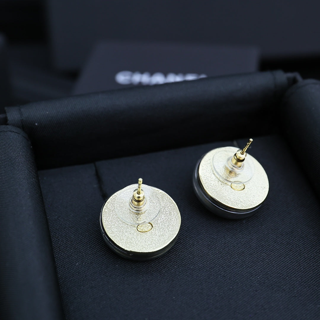 STUD EARRINGS IN GREY ACRYLIC AND BLACK CENTER WITH GOLD METAL DOUBLE C LOGO