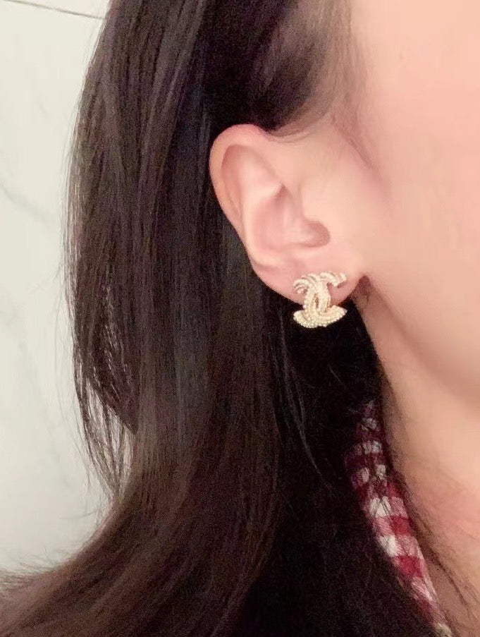 TWISTED ROPE STUD EARRINGS IN METAL WITH WHITE PEARLS