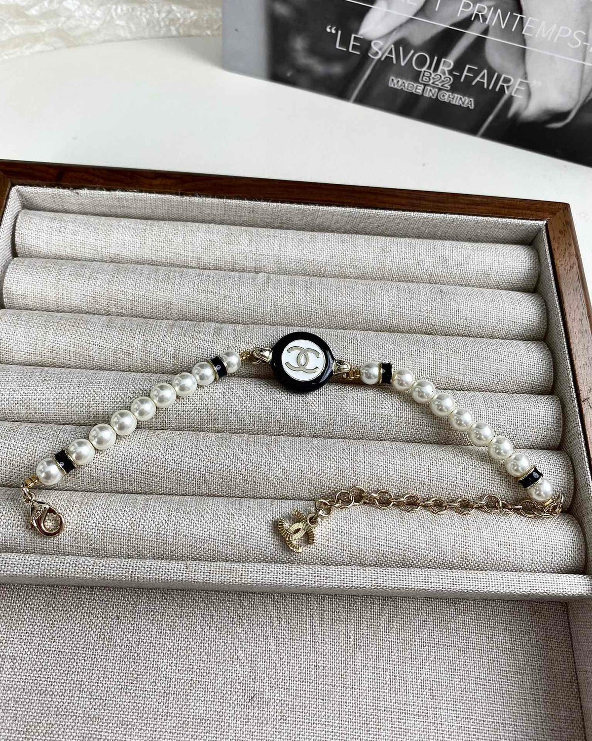 CLASSIC CC PEARL CHAIN NECKLACE WITH IMITATION PEARLS BLACK RESIN