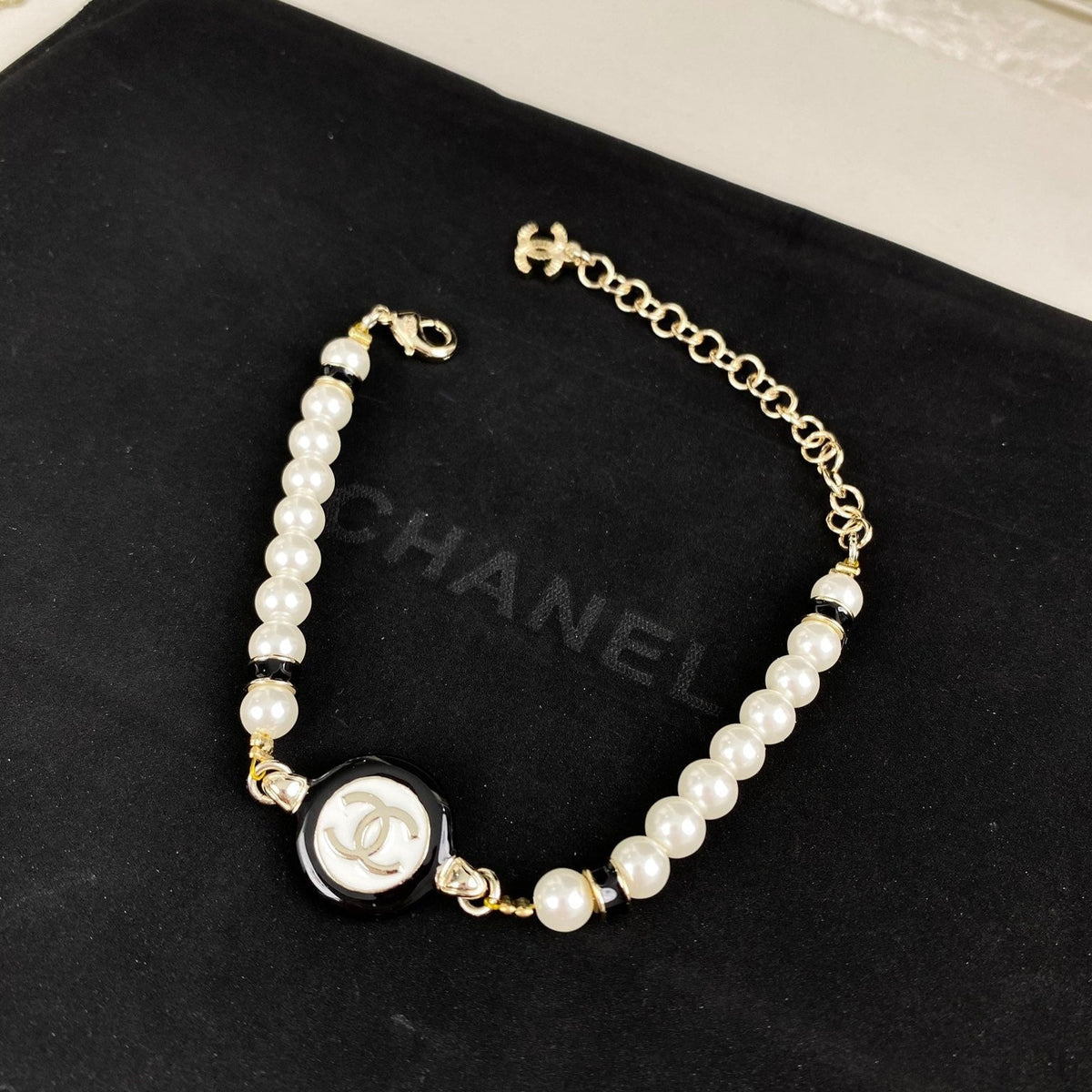 CLASSIC CC PEARL CHAIN NECKLACE WITH IMITATION PEARLS BLACK RESIN