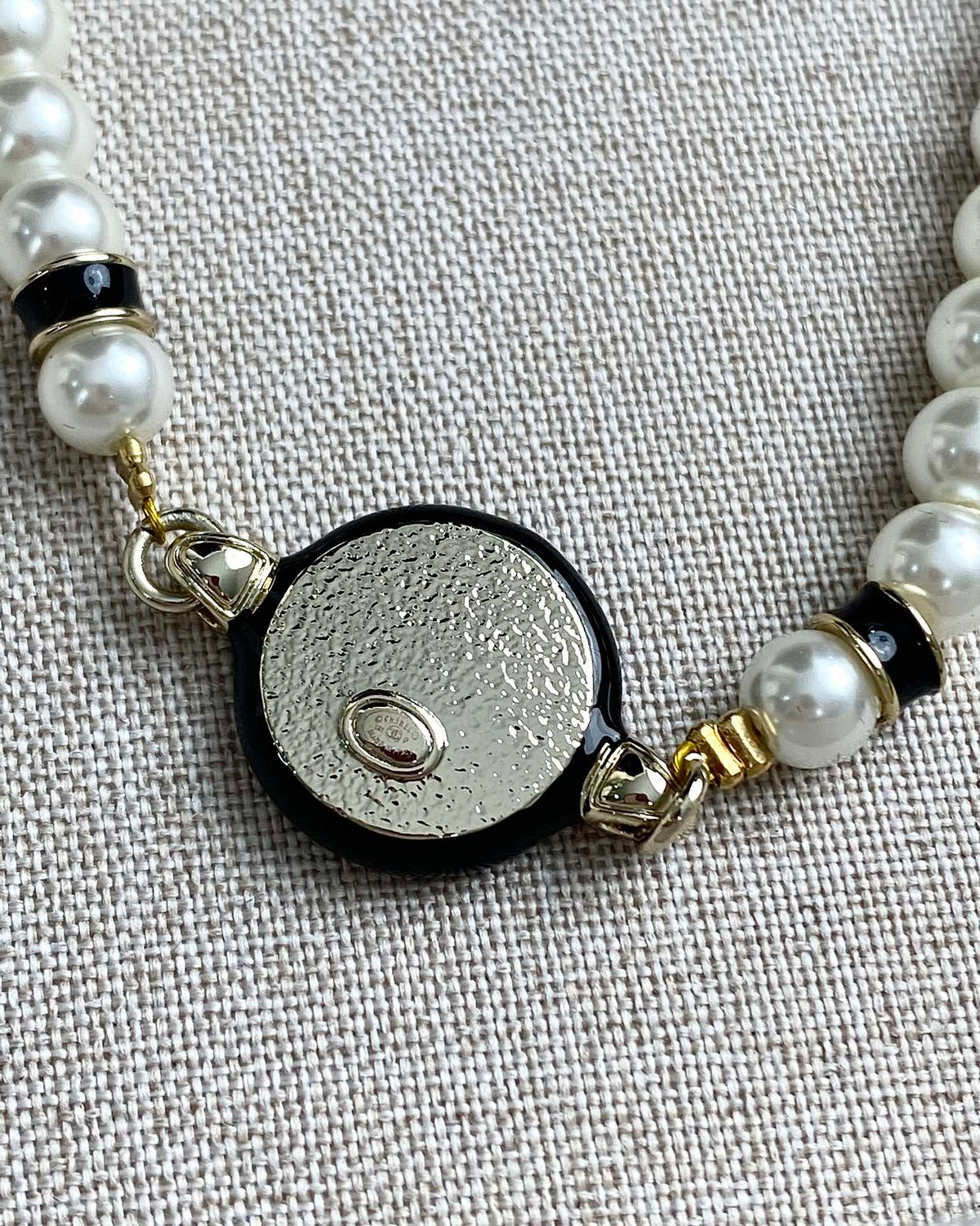 CLASSIC CC PEARL CHAIN NECKLACE WITH IMITATION PEARLS BLACK RESIN