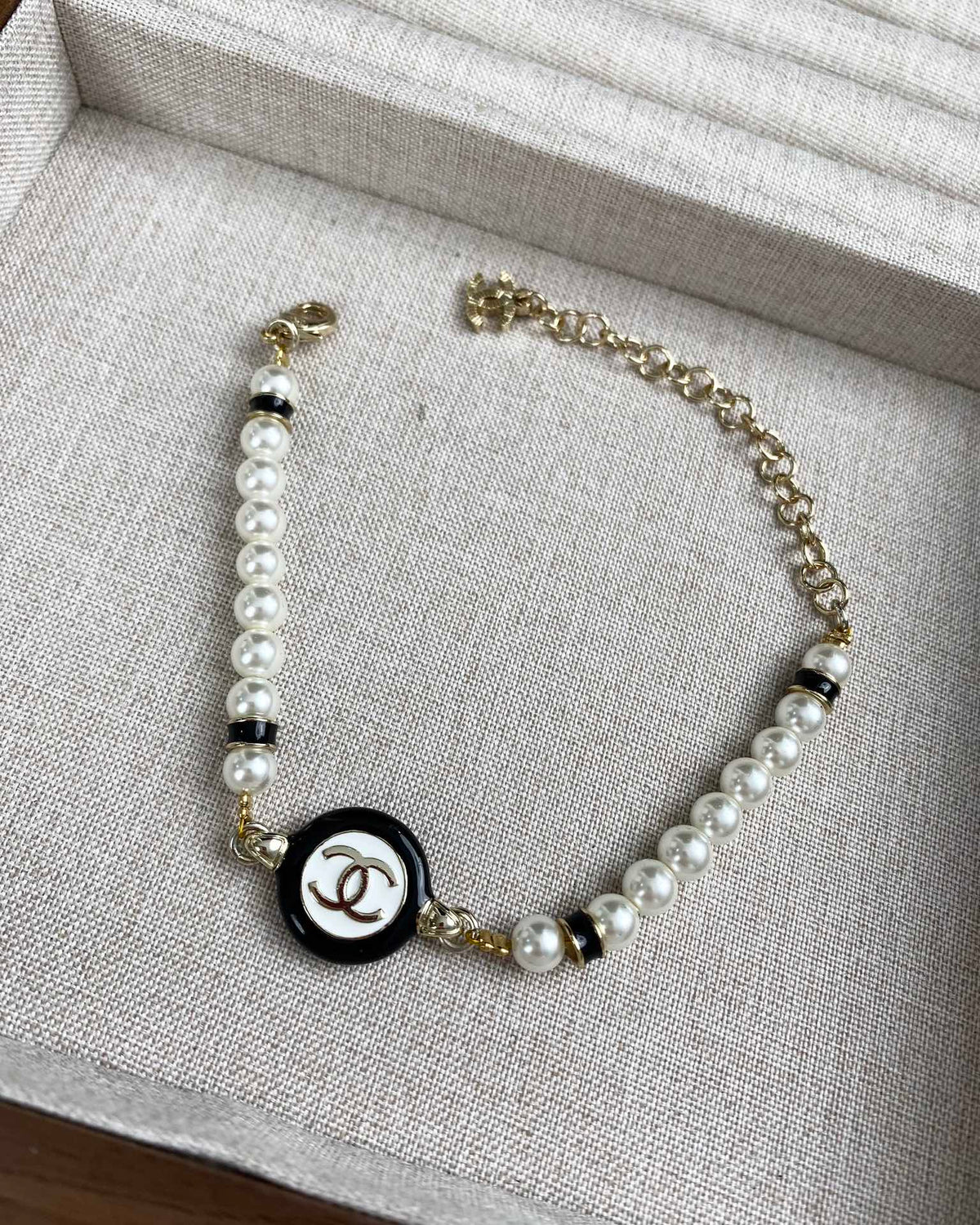 CLASSIC CC PEARL CHAIN NECKLACE WITH IMITATION PEARLS BLACK RESIN