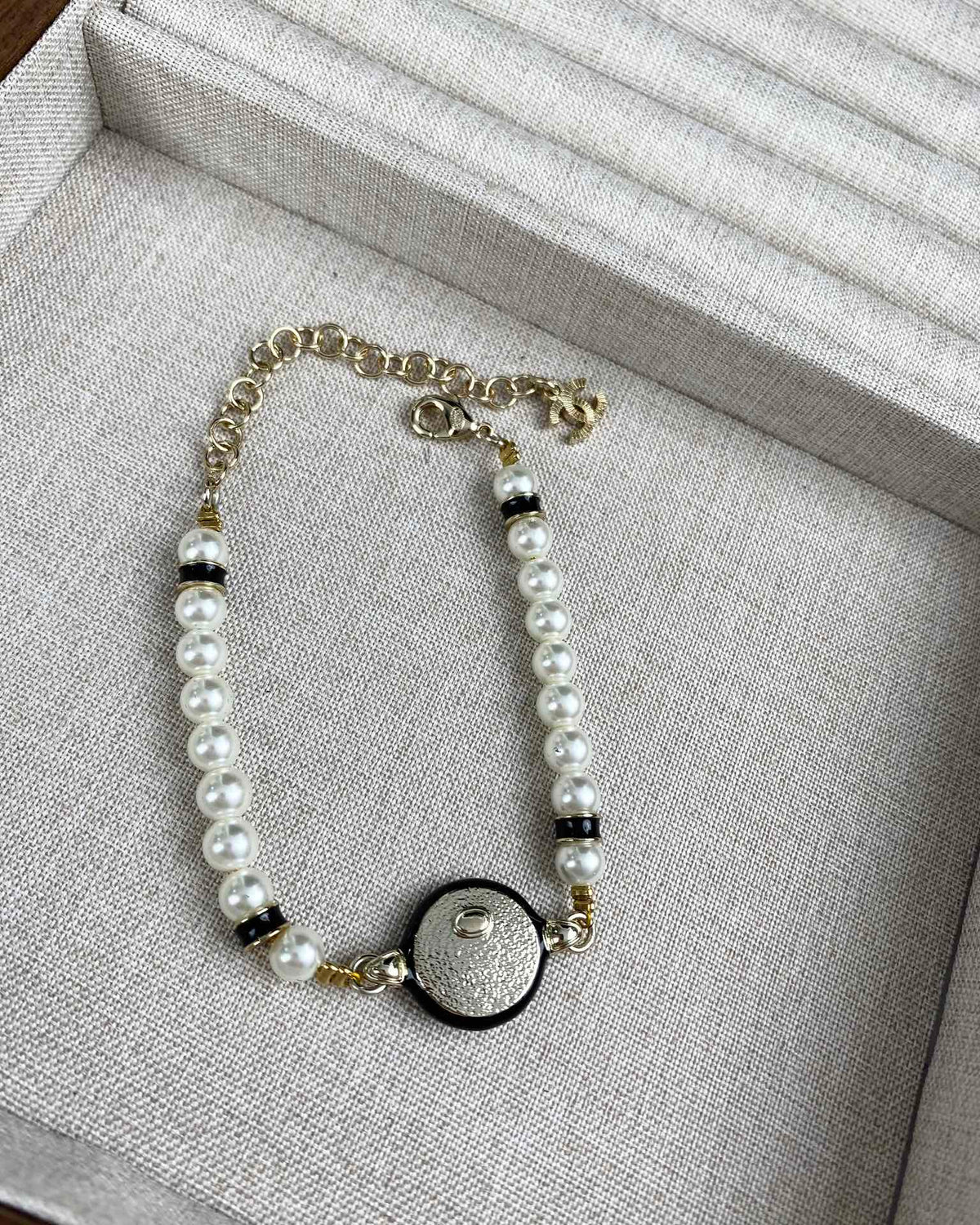 CLASSIC CC PEARL CHAIN NECKLACE WITH IMITATION PEARLS BLACK RESIN