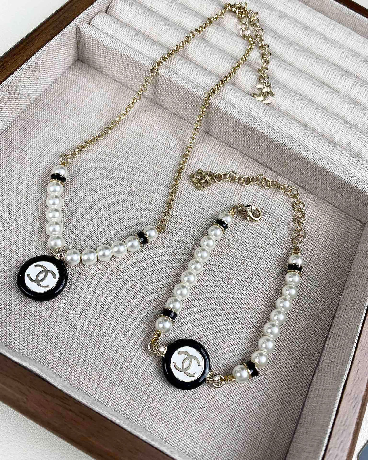 CLASSIC CC PEARL CHAIN NECKLACE WITH IMITATION PEARLS BLACK RESIN