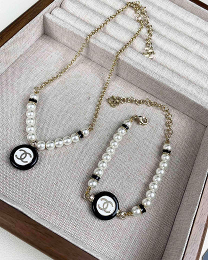 CLASSIC CC PEARL CHAIN NECKLACE WITH IMITATION PEARLS BLACK RESIN