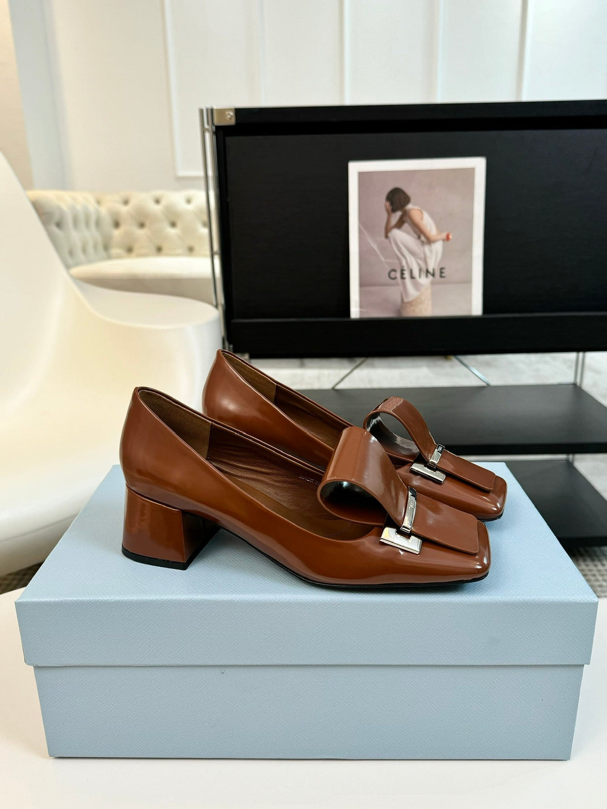 SQUARE TOE PUMPS IN CHOCOLATE GLOSSY CALFSKIN ATTACHED BOW
