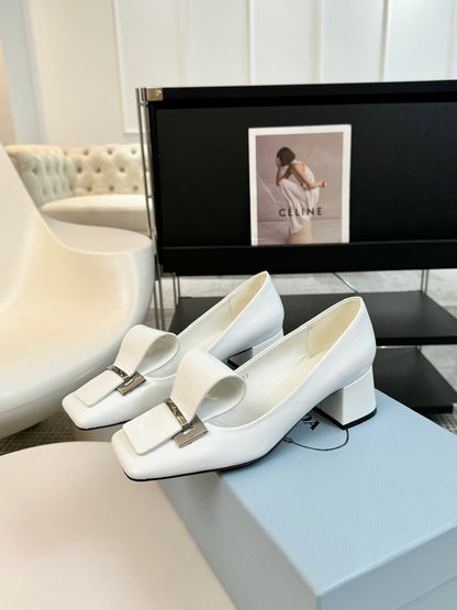 SQUARE TOE PUMPS IN WHITE GLOSSY CALFSKIN ATTACHED BOW