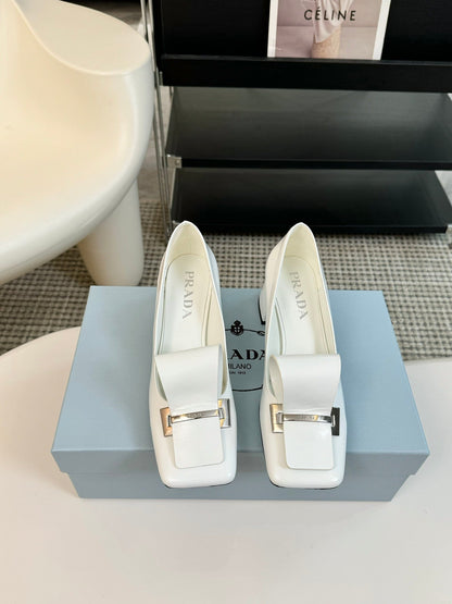SQUARE TOE PUMPS IN WHITE GLOSSY CALFSKIN ATTACHED BOW