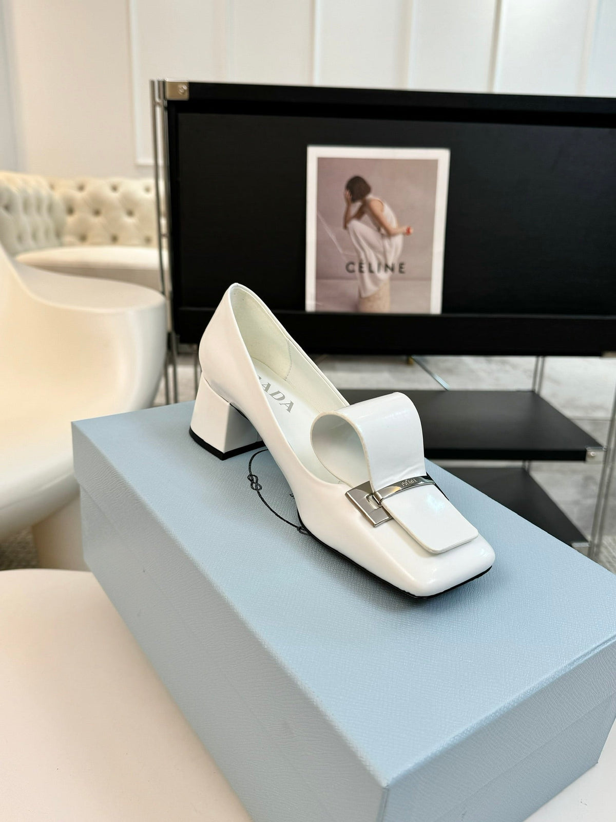 SQUARE TOE PUMPS IN WHITE GLOSSY CALFSKIN ATTACHED BOW