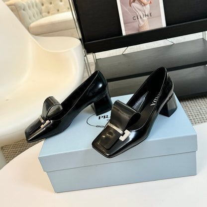 SQUARE TOE PUMPS IN BLACK GLOSSY CALFSKIN ATTACHED BOW