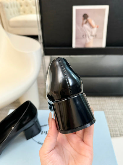 SQUARE TOE PUMPS IN BLACK GLOSSY CALFSKIN ATTACHED BOW