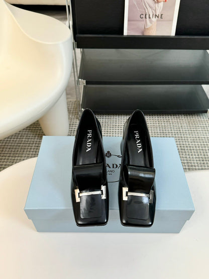 SQUARE TOE PUMPS IN BLACK GLOSSY CALFSKIN ATTACHED BOW