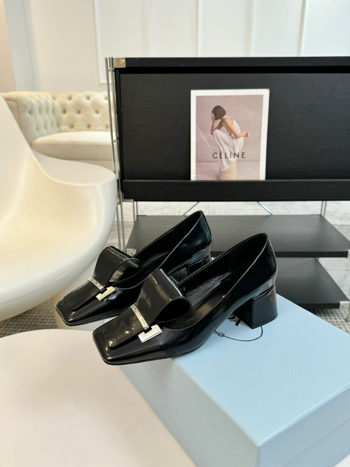 SQUARE TOE PUMPS IN BLACK GLOSSY CALFSKIN ATTACHED BOW