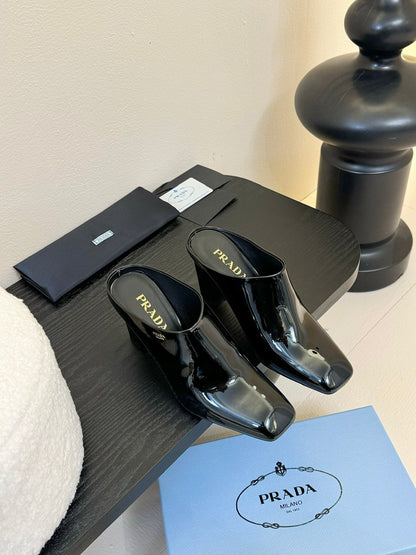 HIGH HEEL MULES WITH GOLD LETTERING LOGO IN BLACK GLOSSY CALFSKIN