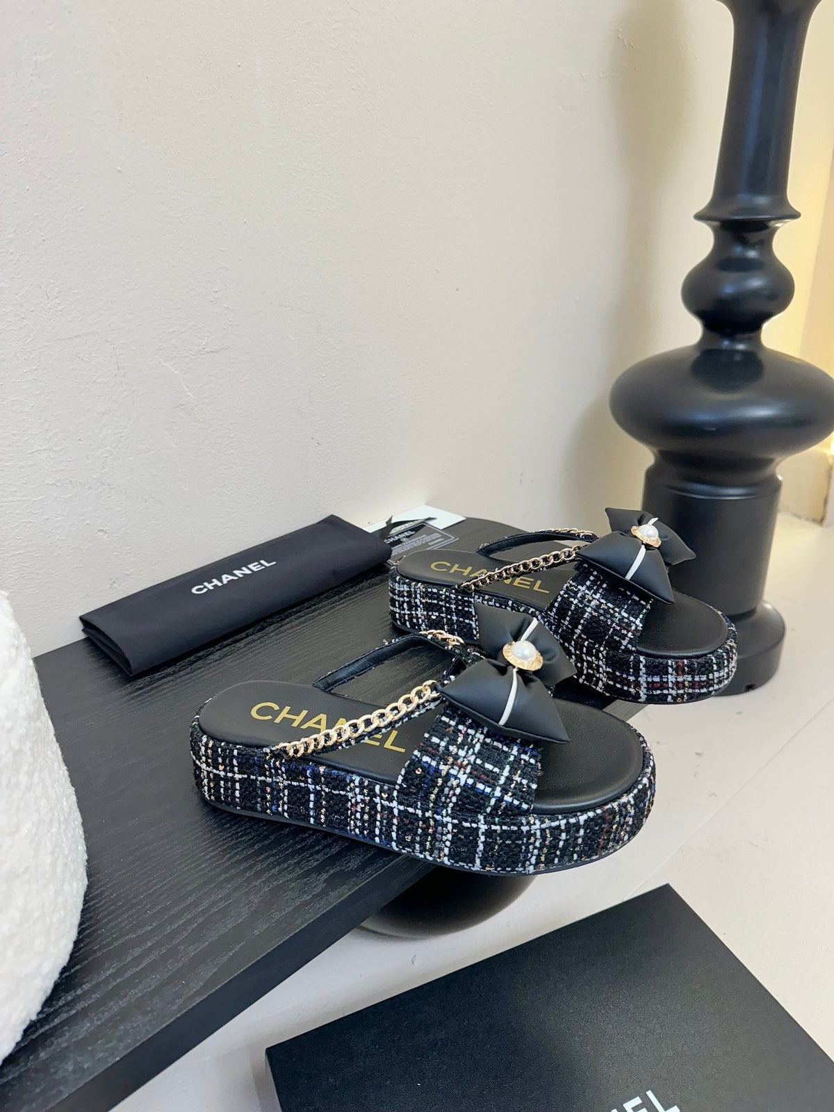 PLATFORM FLIP-FLOPS IN BLACK TWEED FABRIC