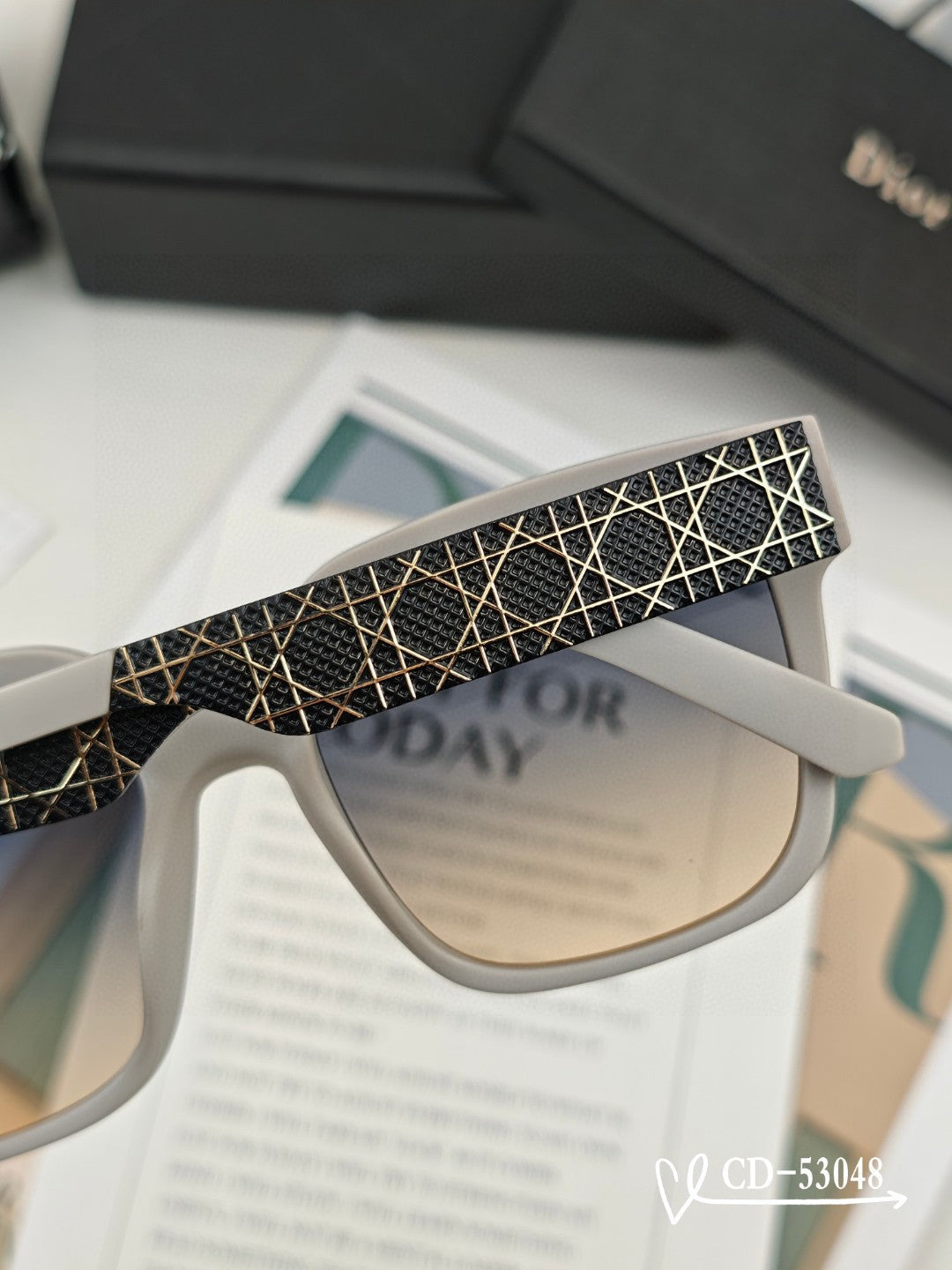 MONTAIGNE SUNGLASS 53048 IN ACETATE