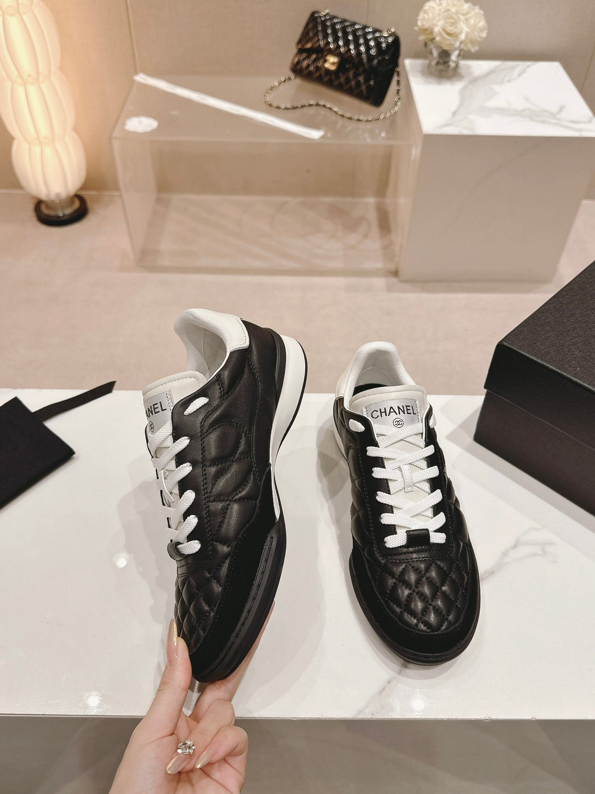SNEAKERS IN GLOSSY BLACK LAMBSKIN