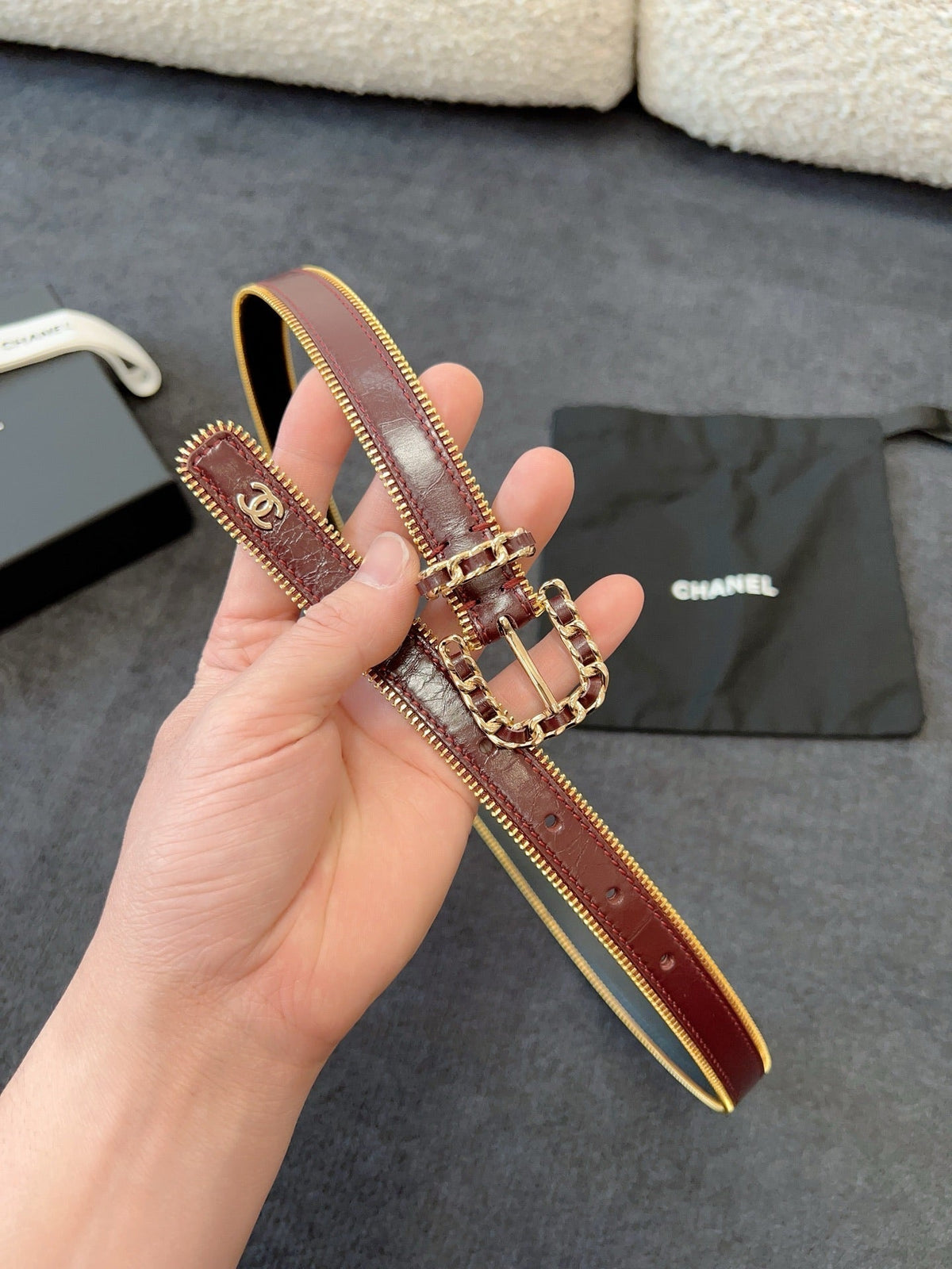 BELT 20MM IN WINE RED CALFSKIN WITH INTERWOVEN CHAIN BUCKLE ZIPPER IN TRIM GOLD HARDWARE