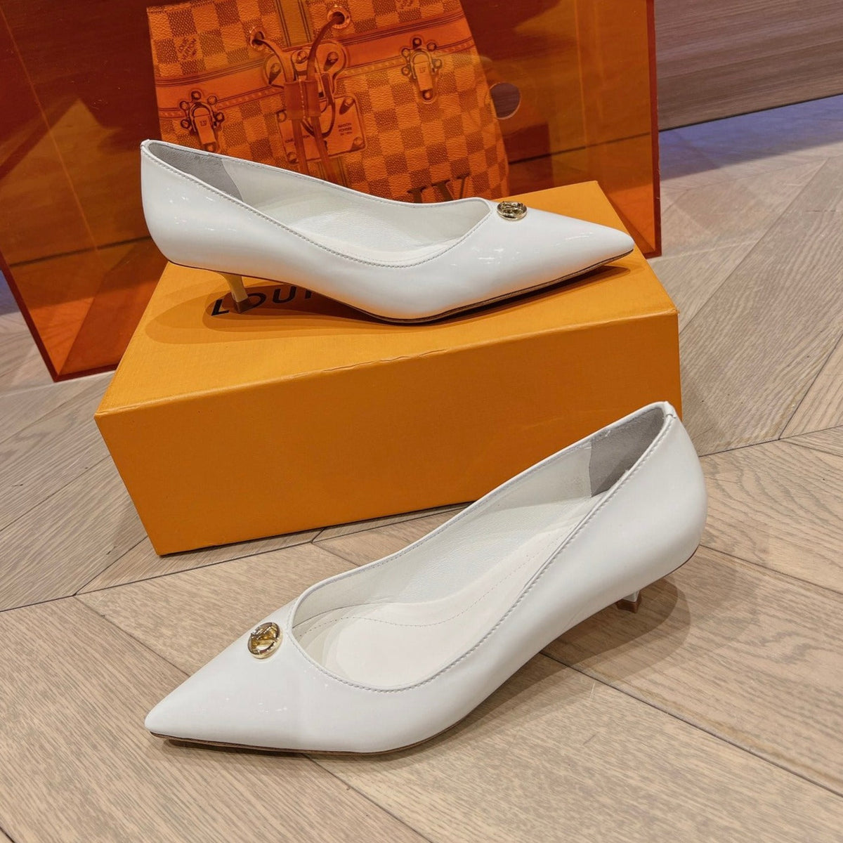 LV SINGLE LOW HEEL PUMP WHITE
