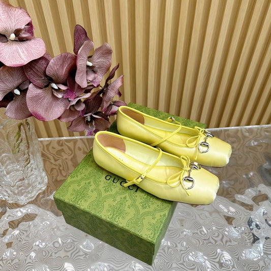 BALLET FLAT IN LIGHT YELLOW SILK WITH SILVER HARDWARE