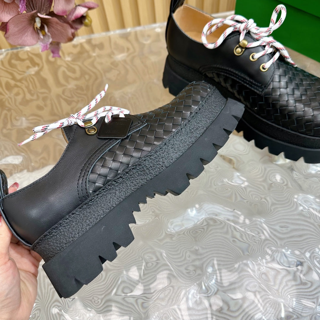 HADDOCK LACE-UP SHOE IN BLACK CALFSKIN WITH WOVEN DESIGN