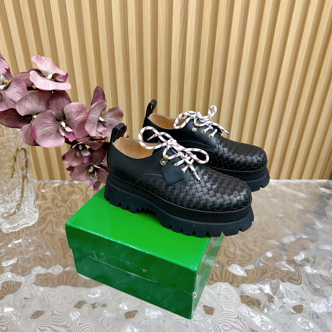HADDOCK LACE-UP SHOE IN BLACK CALFSKIN WITH WOVEN DESIGN