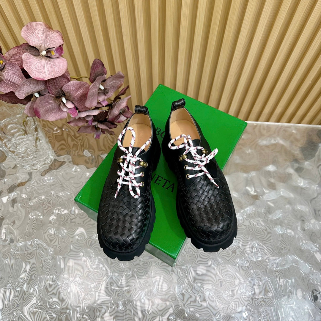 HADDOCK LACE-UP SHOE IN BLACK CALFSKIN WITH WOVEN DESIGN