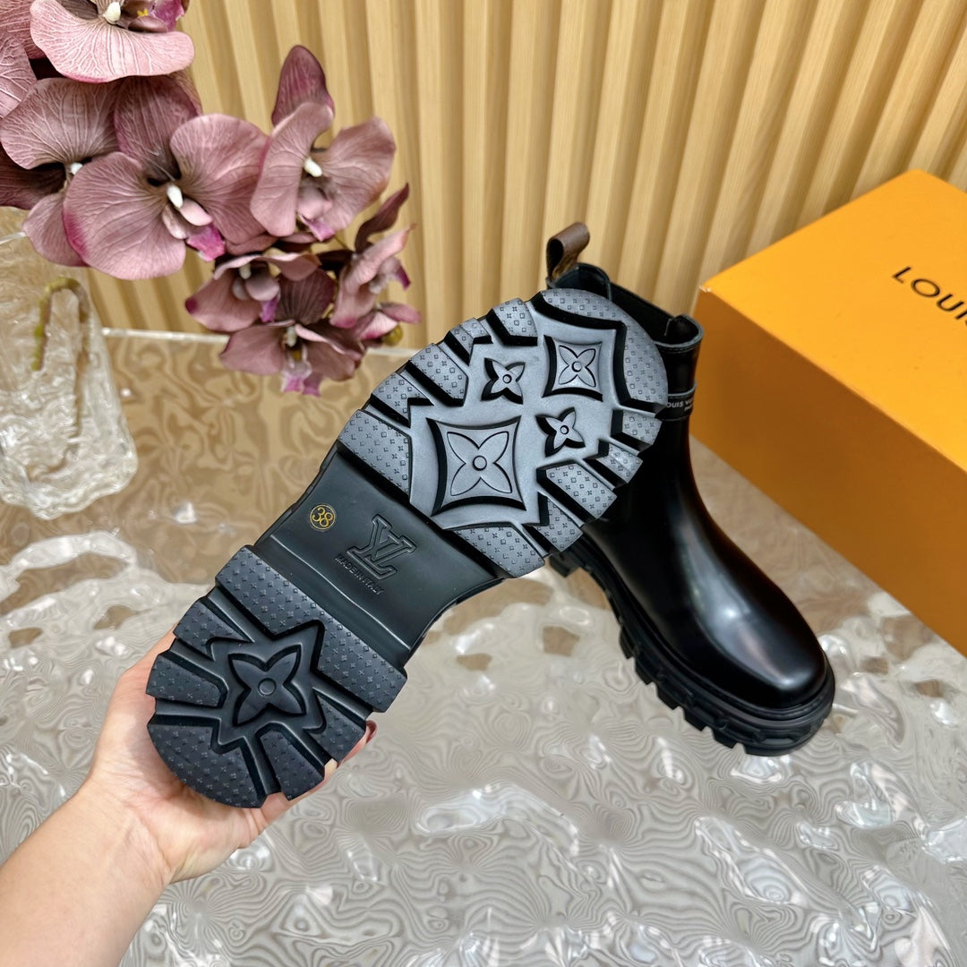 BOTTINE LV BEAUBOURG IN BLACK GLOSSY CALFSKIN