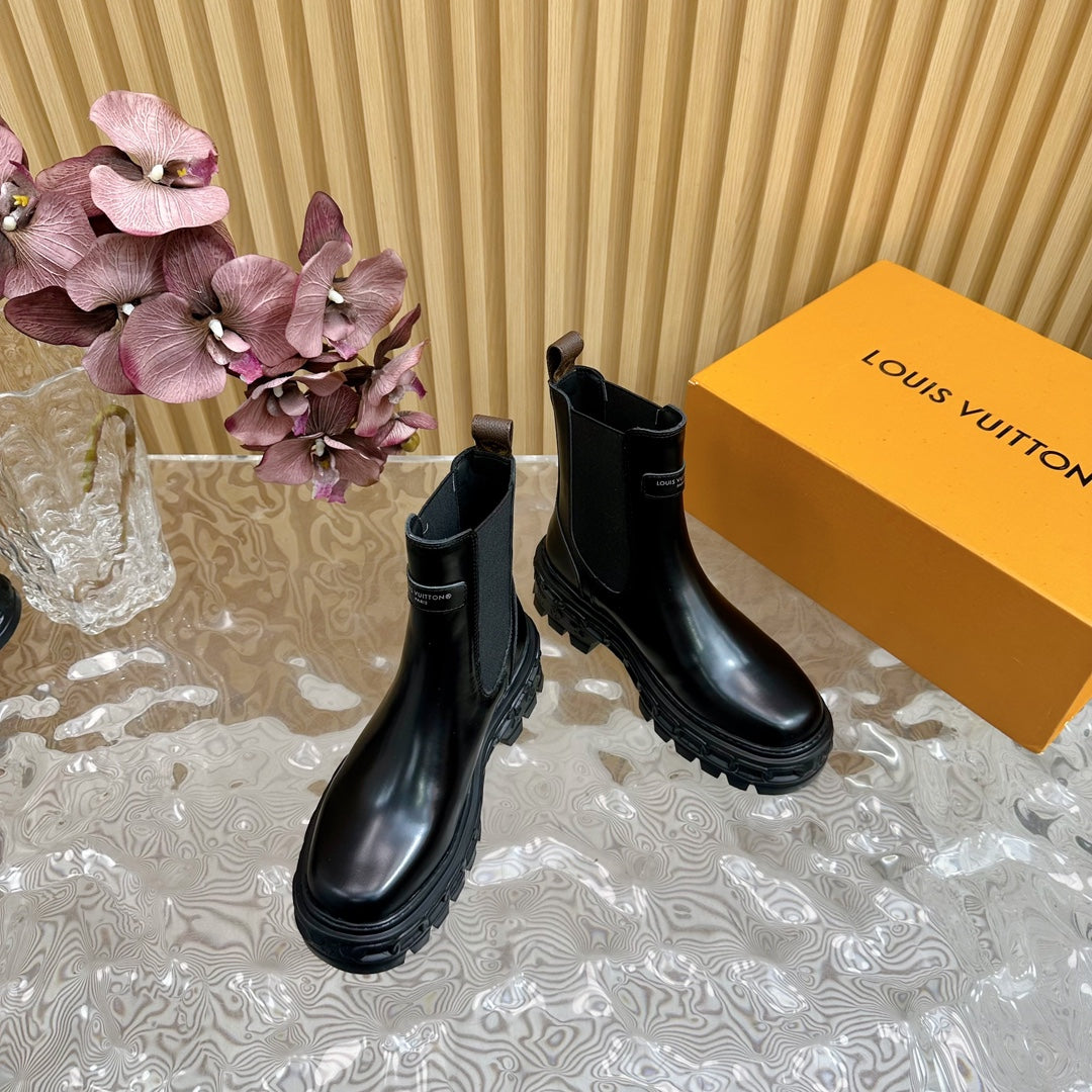 BOTTINE LV BEAUBOURG IN BLACK GLOSSY CALFSKIN