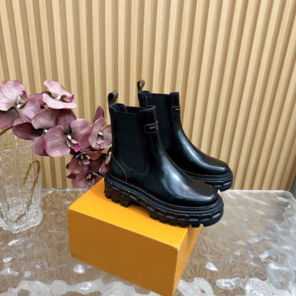 BOTTINE LV BEAUBOURG IN BLACK GLOSSY CALFSKIN