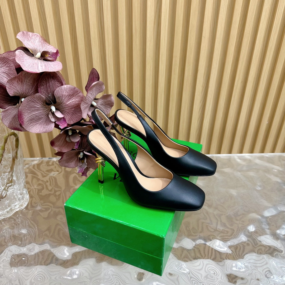 KNOT PUMP 9 CM IN BLACK CALFSKIN WITH GOLD FINISHED METAL HEEL