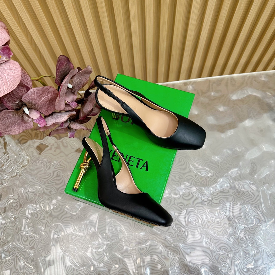 KNOT PUMP 9 CM IN BLACK CALFSKIN WITH GOLD FINISHED METAL HEEL