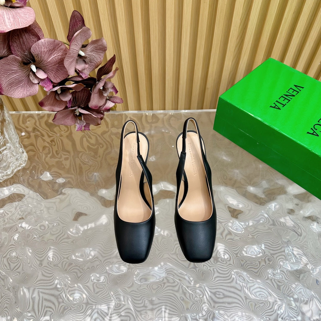 KNOT PUMP 9 CM IN BLACK CALFSKIN WITH GOLD FINISHED METAL HEEL