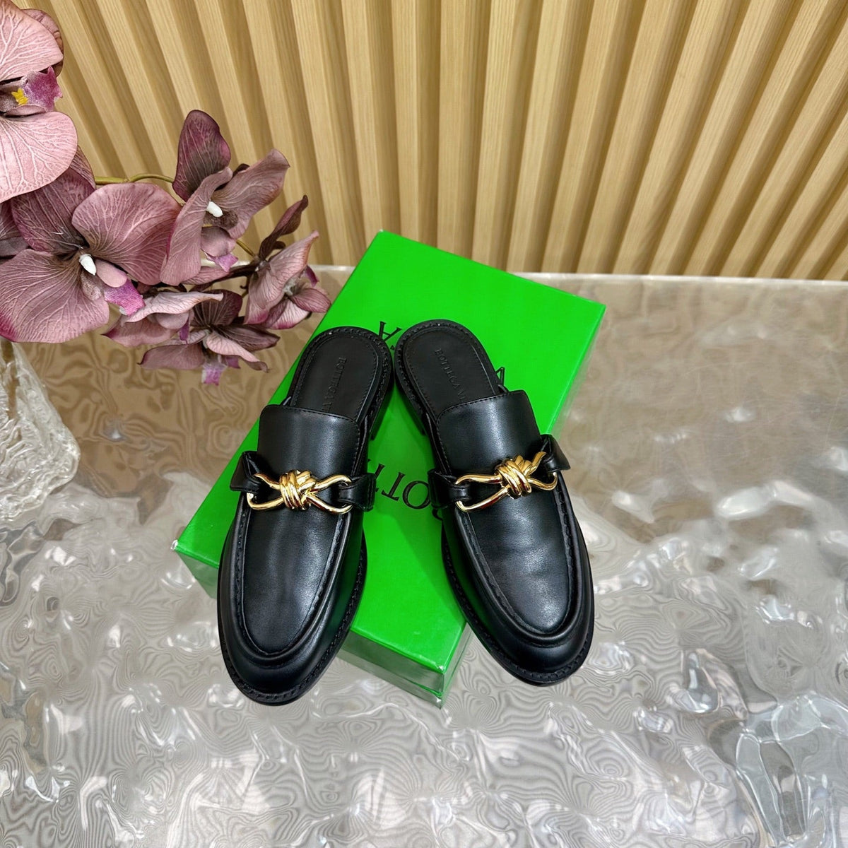 OPEN-BACK LOAFER REALISED IN BLACK SOFT CALFSKIN WITH SIGNATURE METALLIC KNOT DETAIL