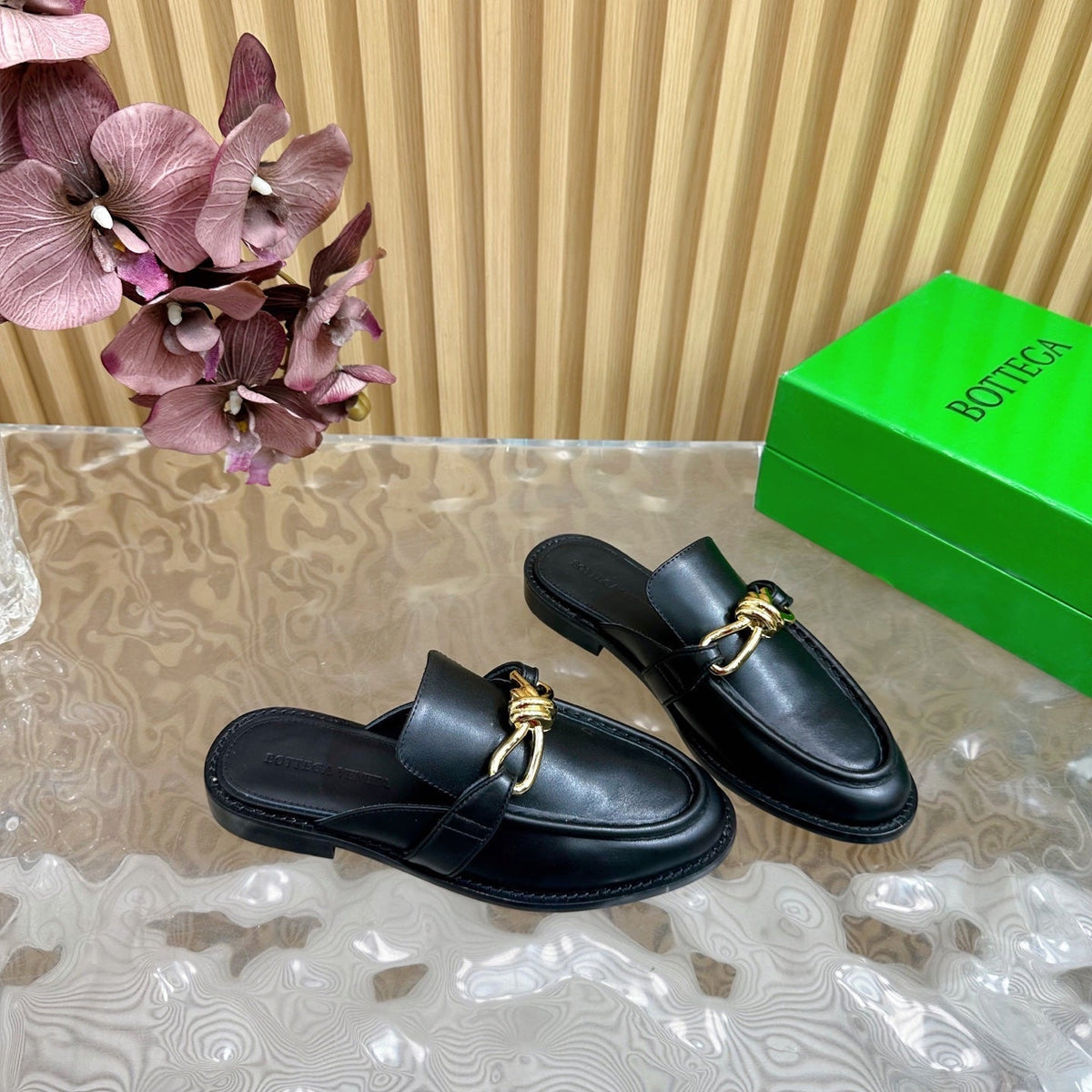 OPEN-BACK LOAFER REALISED IN BLACK SOFT CALFSKIN WITH SIGNATURE METALLIC KNOT DETAIL