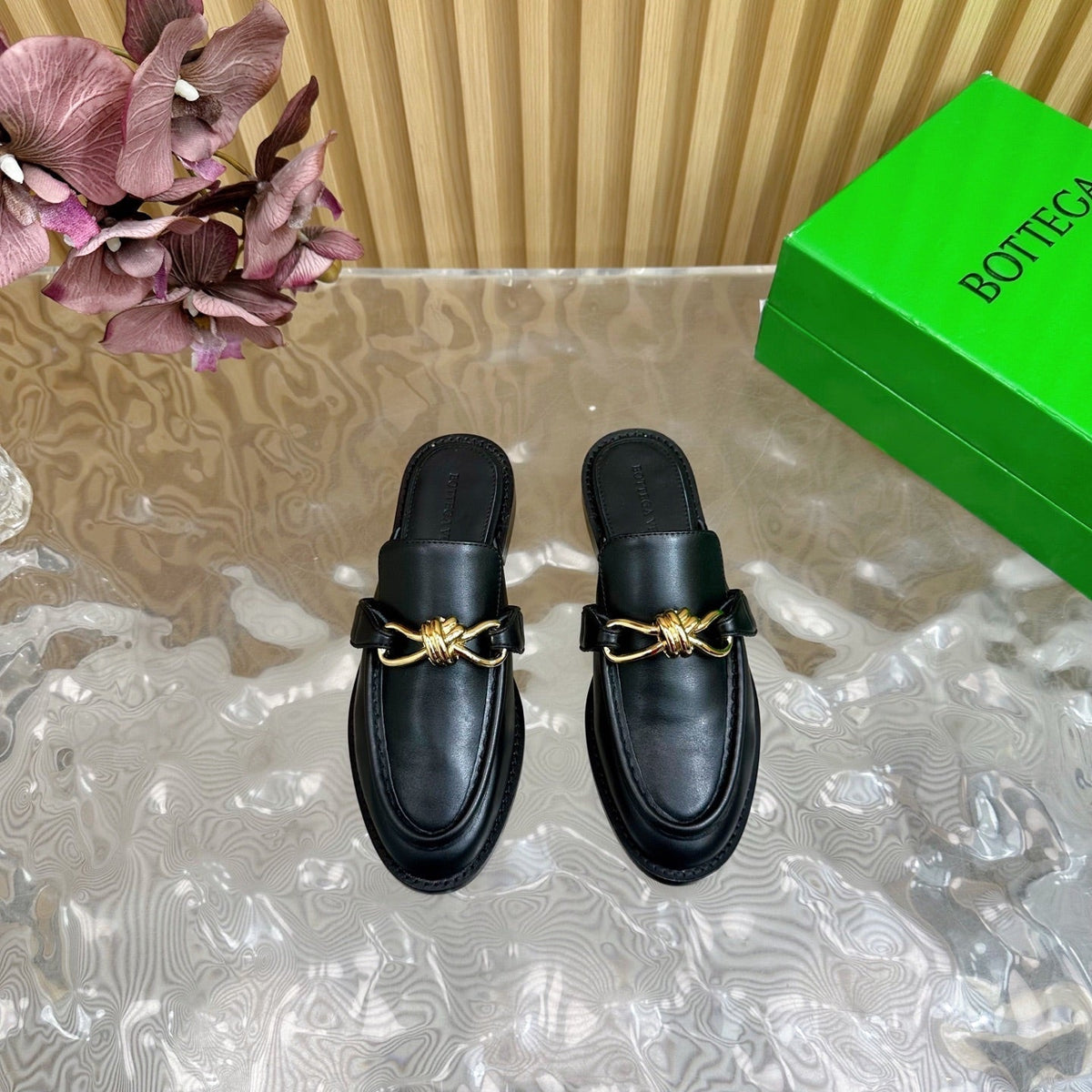OPEN-BACK LOAFER REALISED IN BLACK SOFT CALFSKIN WITH SIGNATURE METALLIC KNOT DETAIL