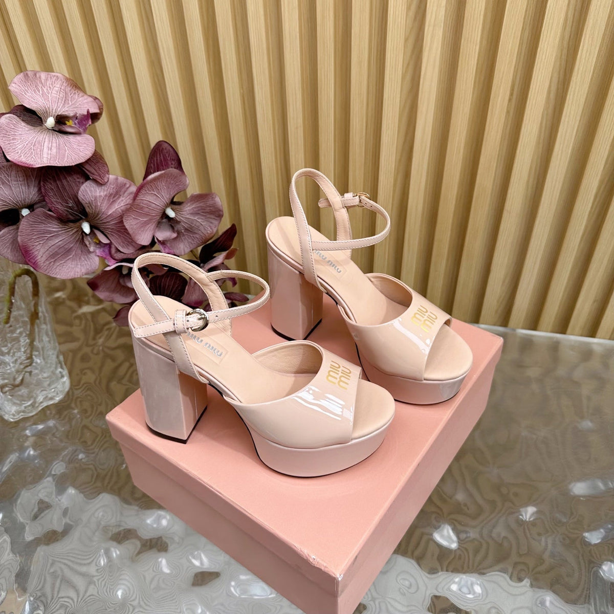 PLATFORM HEELS IN LADY PINK PATENT CALFSKIN GOLD LOGO IN STRAP