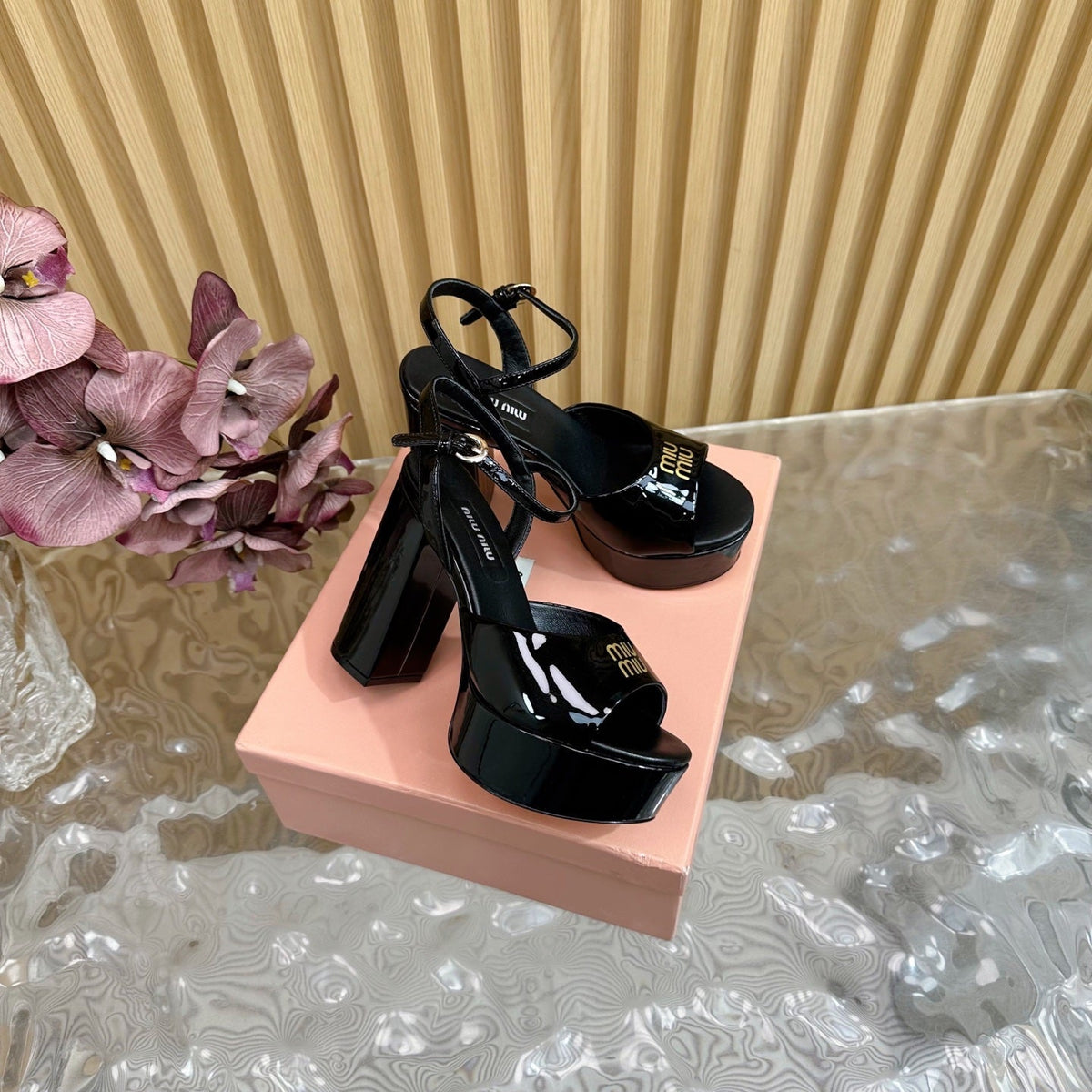 PLATFORM HEELS IN BLACK PATENT CALFSKIN GOLD LOGO IN STRAP