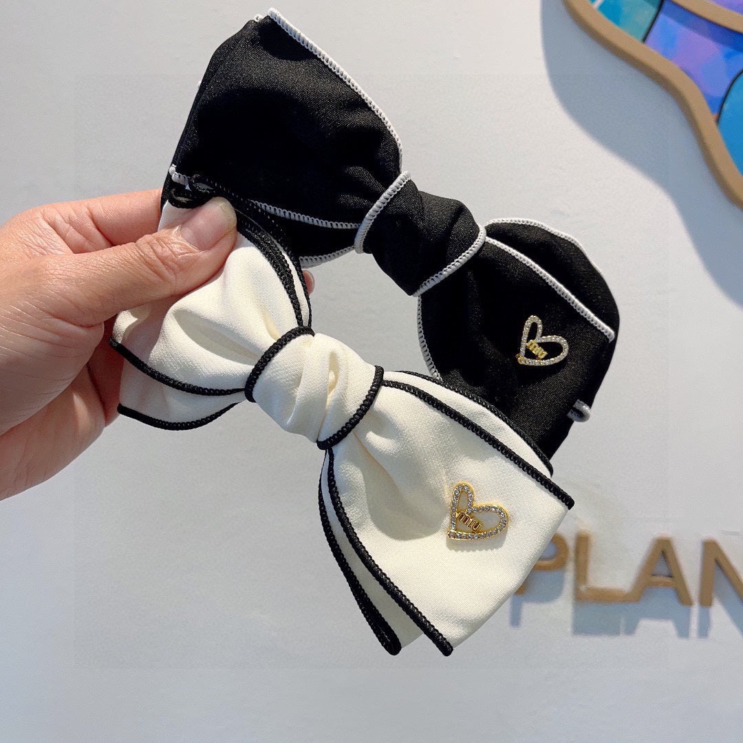 BOW HAIRPIN IN WHITE AND BLACK TRIM COTTON 406023