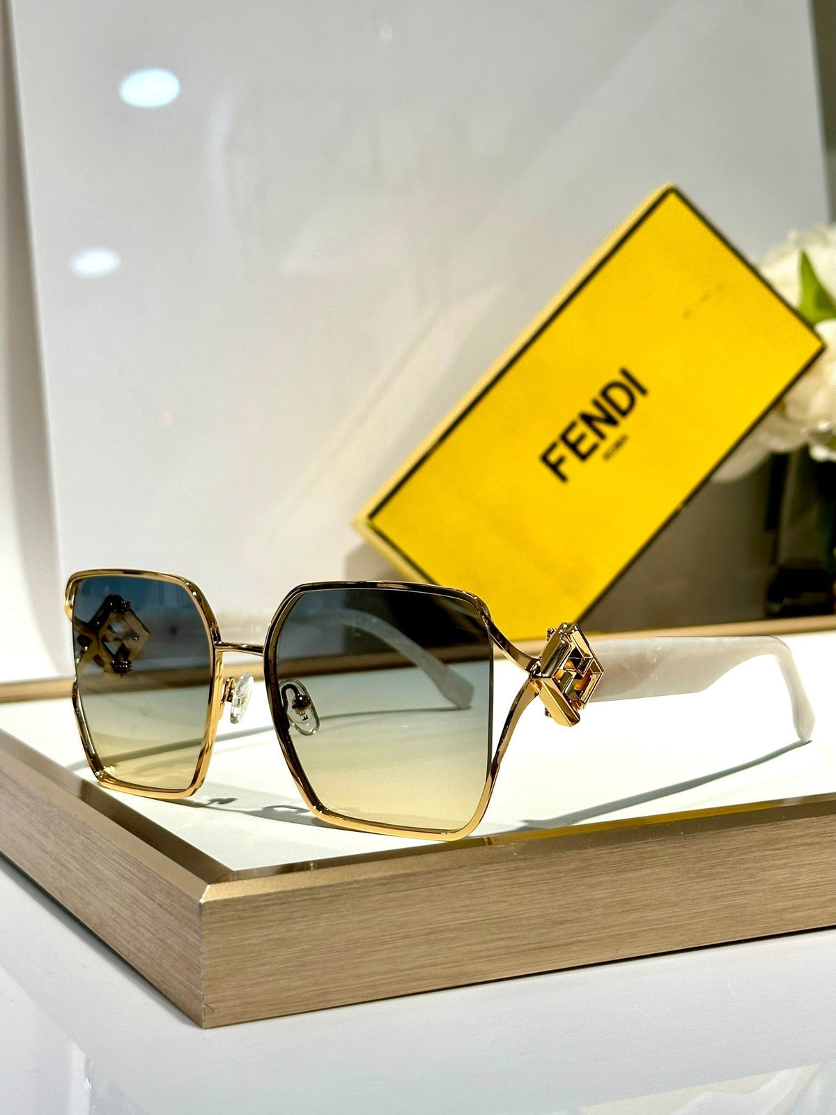 OVERSIZED FF DIAMONDS SQUARE FRAME SUNGLASSES FE40151U IN METAL