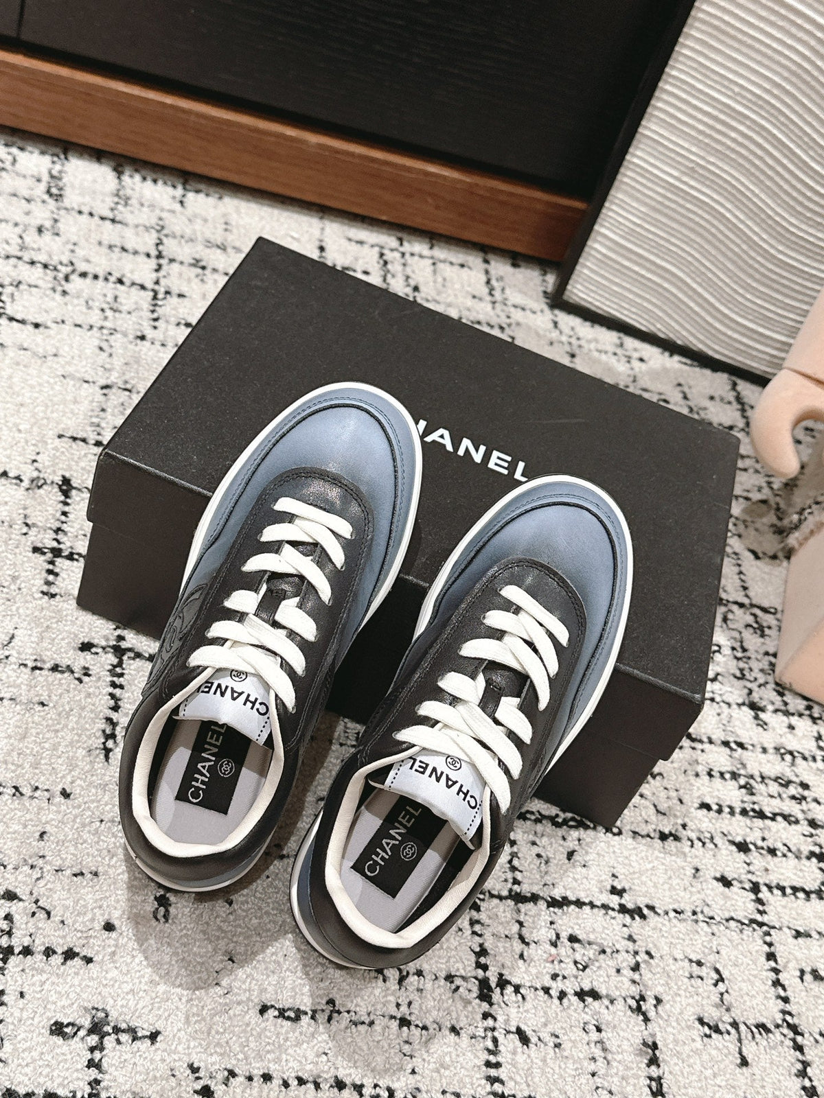 SNEAKER IN BLACK MIX COOL GRAY HAND-POLISHED CALFSKIN 977825