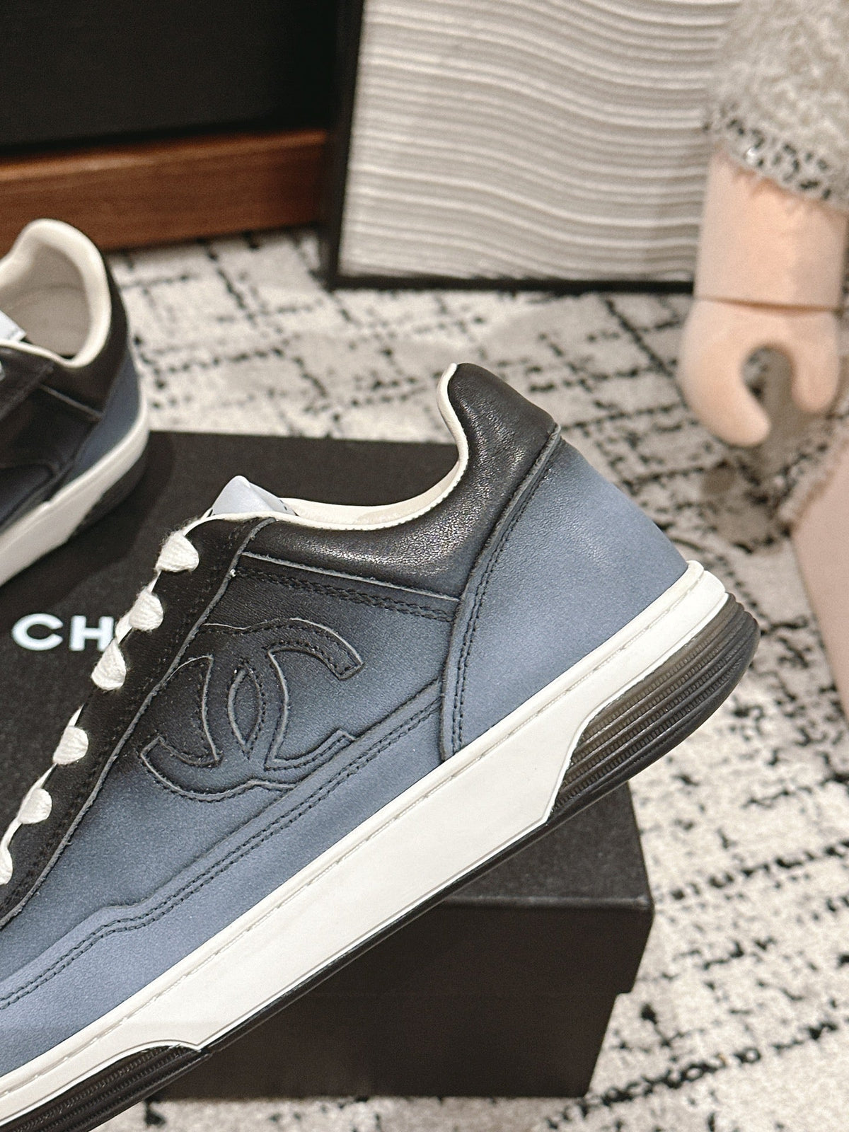 SNEAKER IN BLACK MIX COOL GRAY HAND-POLISHED CALFSKIN 977825