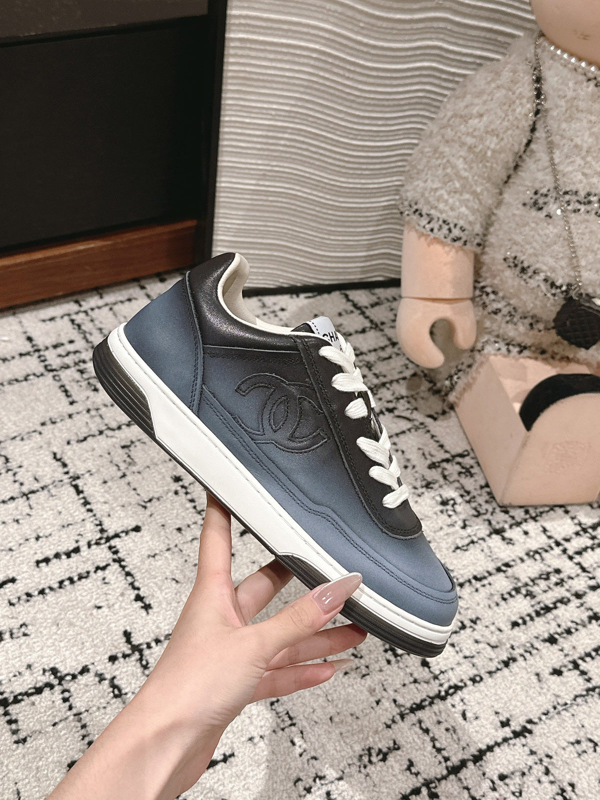 SNEAKER IN BLACK MIX COOL GRAY HAND-POLISHED CALFSKIN 977825